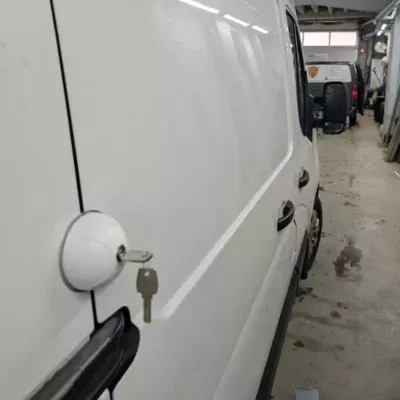 Serrure antivol pour porte latérale fourgon